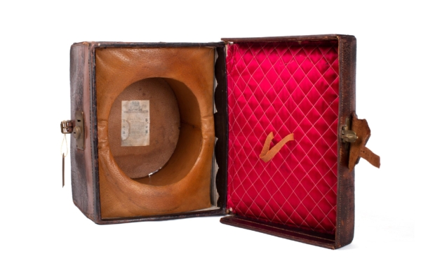 Antique square leather hat box for top hat with the English Lock & Co. signature. Horse carriages. Dorantes