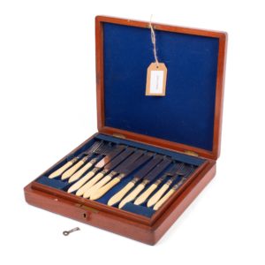 Ivory cutlery for 12 people signed by Z. BARRACLOUGH & SONS. with all its accessories. Saddlery Dorantes