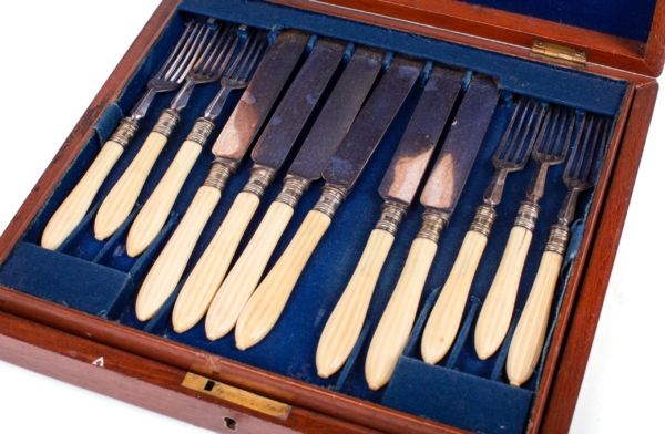 Ivory cutlery for 12 people signed by Z. BARRACLOUGH & SONS. with all its accessories. Saddlery Dorantes