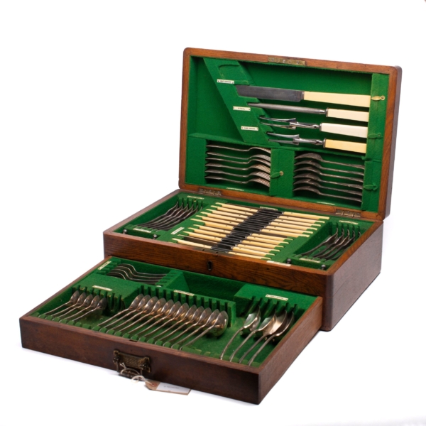 Cutlery box for 12 people in noble wood, silver and ivorine signed by "WALKER & HALL, OUTLERS & SILVERSMITHS, SHEFFIELD".