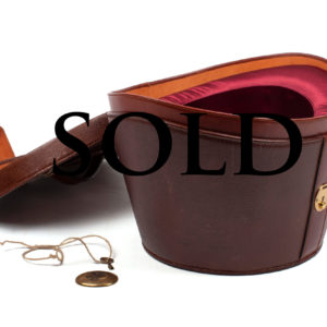 Pigskin hat box manufactured by DORANTES in 2004, complement for carriage, interior in burgundy silk.