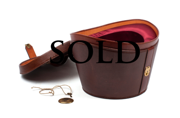 Pigskin hat box manufactured by DORANTES in 2004, complement for carriage, interior in burgundy silk.