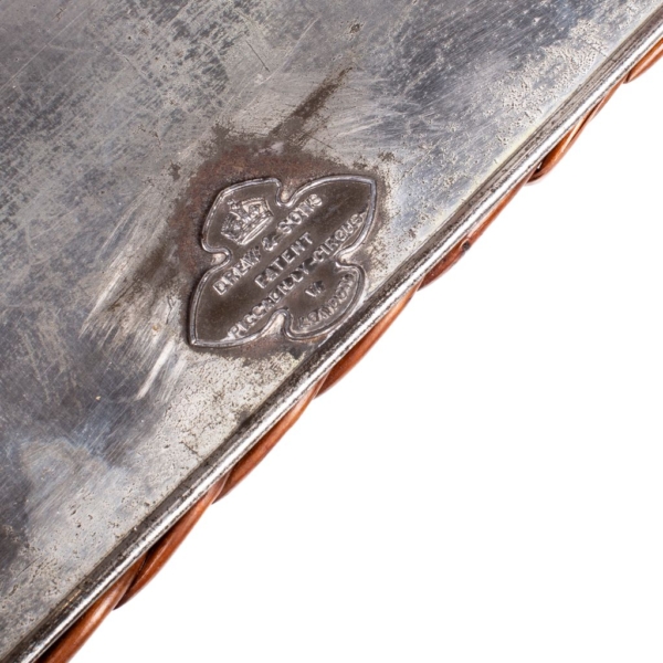 Panier pique-nique en osier dans son état d'origine fabriqué par Drew & Sons du 19ème siècle, avec tous ses accessoires et compléments. Dorantes.