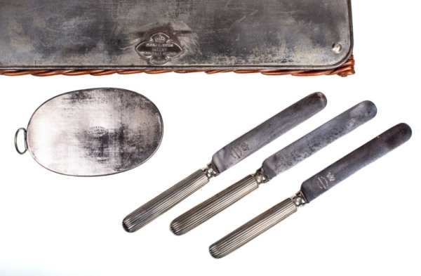 Panier pique-nique en osier dans son état d'origine fabriqué par Drew & Sons du 19ème siècle, avec tous ses accessoires et compléments. Dorantes.