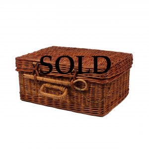 Wicker picnic basket signed by Coracle with all its accessories of the time and old, in original condition. Dorantes Harness