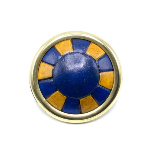 Pareja de cucardas con motivo circular azul y cuadrados de color azul y amarillo y junquillo de latón
