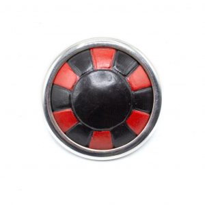 Pareja de cucardas con motivo circular negro y cuadrados de color rojo y negro y junquillo plateado