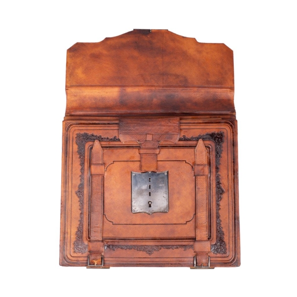 Desktop travel suitcase in engraved cowhide, contains several glass boxes as well as ivory pieces such as pen and others.