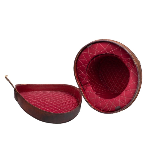 Hat box in Hazelnut cowhide with handle lid and lock hose, brass fittings, latch closure and interior in burgundy silk.