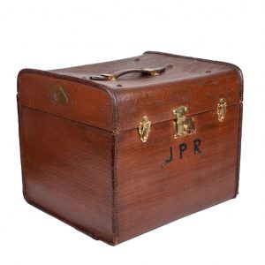 Hat box made of stained and varnished burlap fabric, signed by a German manufacturer, lined in fabric with floral motifs and closure