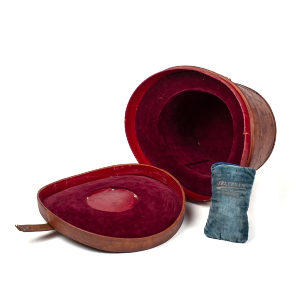 ,Hat box in Hazelnut cowhide with handle lid and lock hose and interior in burgundy velvet.