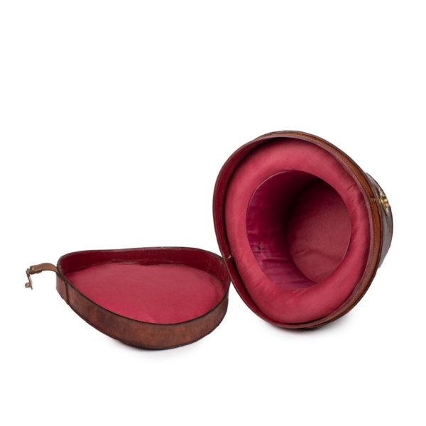 Hazelnut-colored cowhide hat box, lid with handle and non-existent locking key. Interior in burgundy satin.
