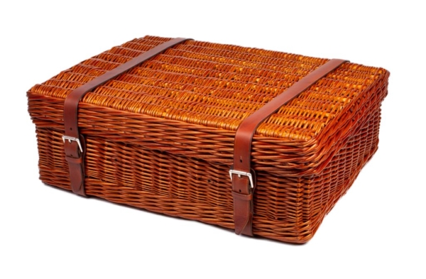 Late 19th century wicker picnic basket manufactured by “CORACLE” and “FORTNUM & MASON LTD”. Lined inside with engraved red cardboard. Includes leather straps for its closure with silver kernel buckles. Contains cutlery for four people consisting of knives, forks and dessert spoons all signed by the manufacturer, four large and three small plates, four coffee cups, two glasses, a sugar bowl, a glass milk jug, two sandwich makers and a thermos signed by the brand "THERMOS".