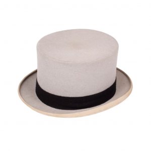 Vintage top hat with a grey cup and black ribbon. The top hat is signed by “WOODROW, PICCADILLY, LONDON.” Dorantes saddlery