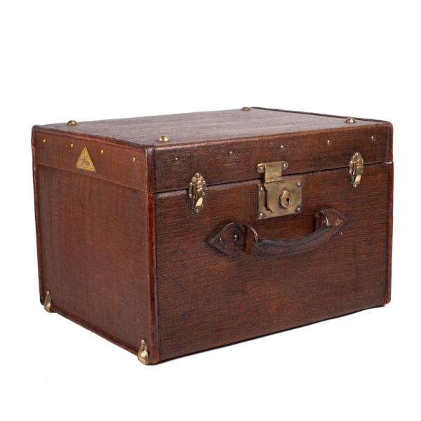 Hat box made of burlap fabric signed by FEATHERLITE brass fittings and latch closure with key