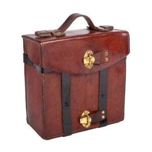 Cowhide leather accessory box for carriages. Saddlery Dorantes.
