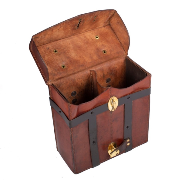 Cowhide leather accessory box for carriages. Saddlery Dorantes.