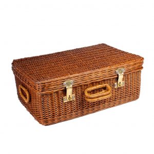 Wicker picnic basket from the 19th century for four people with knives signed by MACERO SOLINGEN. dorantes saddlery