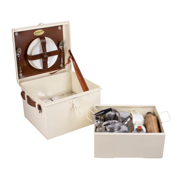 Picnic basket in bone-colored lacquered sheet metal from the late 19th century manufactured by GARRISON with all its accessories.