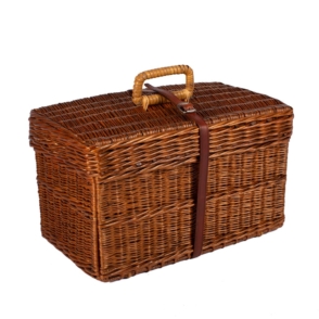 Wicker picnic basket from the end of the 19th century for four people with all its accessories. Dorantes saddlery.