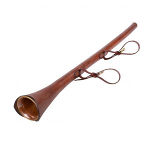 Conjunto de trompeta y funda Moirano. Trompeta de cobre y latón de 98 cm de longitud. Guarnicionería Dorantes.