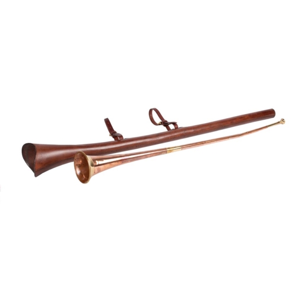 Conjunto de trompeta y funda Moirano. Trompeta de cobre y latón de 98 cm de longitud. Guarnicionería Dorantes.