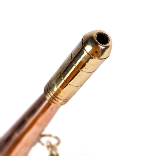 Trompeta pequeña de cobre con boquilla y base en latón de 40 cm longitud Contiene cadena de latón para colgar.