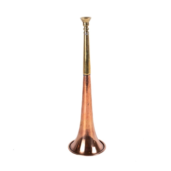 Small hunting warning trumpet made of copper with a 31 cm long brass mouthpiece. Guarnicioneria Dorantes.