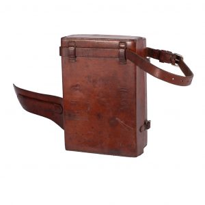 Rectangular flask and metal sandwich maker with cowhide cover. Riding accessories and accessories. Dorantes Harness