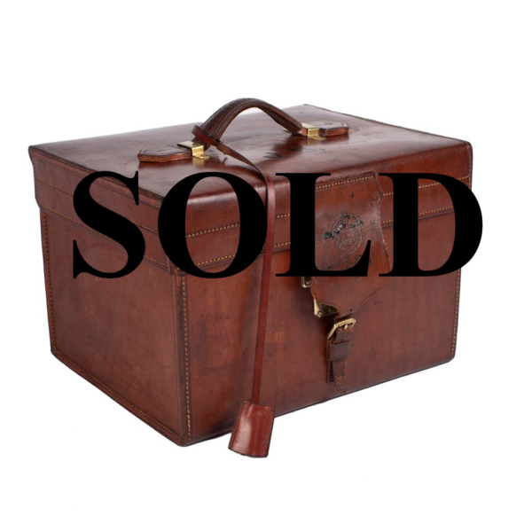Square hat box in tan hazelnut cowhide with the manufacturer's signature JEANS GATES & MARKT ST. Dorantes Harness