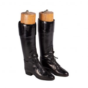 Black leather lady's boots with top-turn and lace-up adjustment on the instep. Solid wood lasts in three articulated pieces.