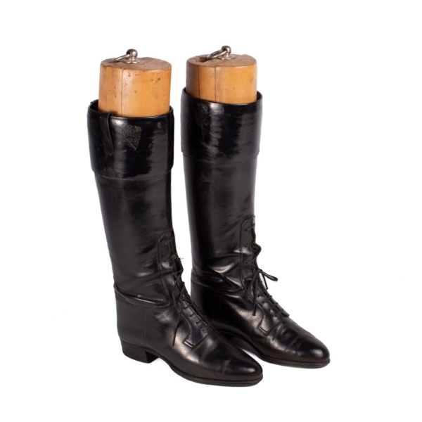 Black leather lady's boots with top-turn and lace-up adjustment on the instep. Solid wood lasts in three articulated pieces.