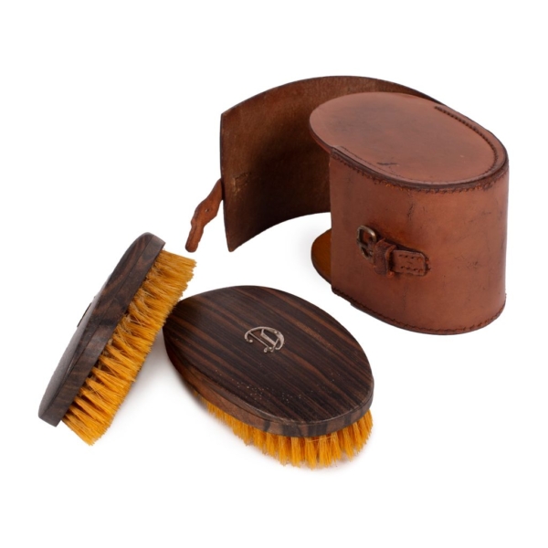 Cowhide leather case with two brushes with wooden handle and silver initials.