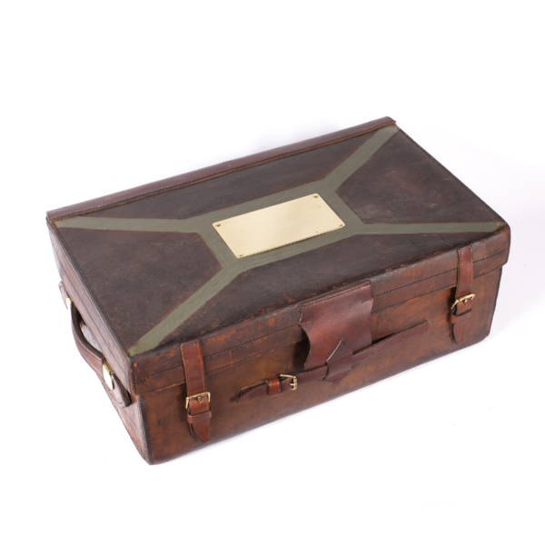 Hat box in Hazelnut cowhide to two top hat, brass fittings. Interior in burgundy velvet.