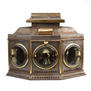 Exclusive lantern for Park Drag signed by HOLLAND & HOLLAND, with the number 129, beveled glass and brass beading, with a rectangular chimney. Silver inside.