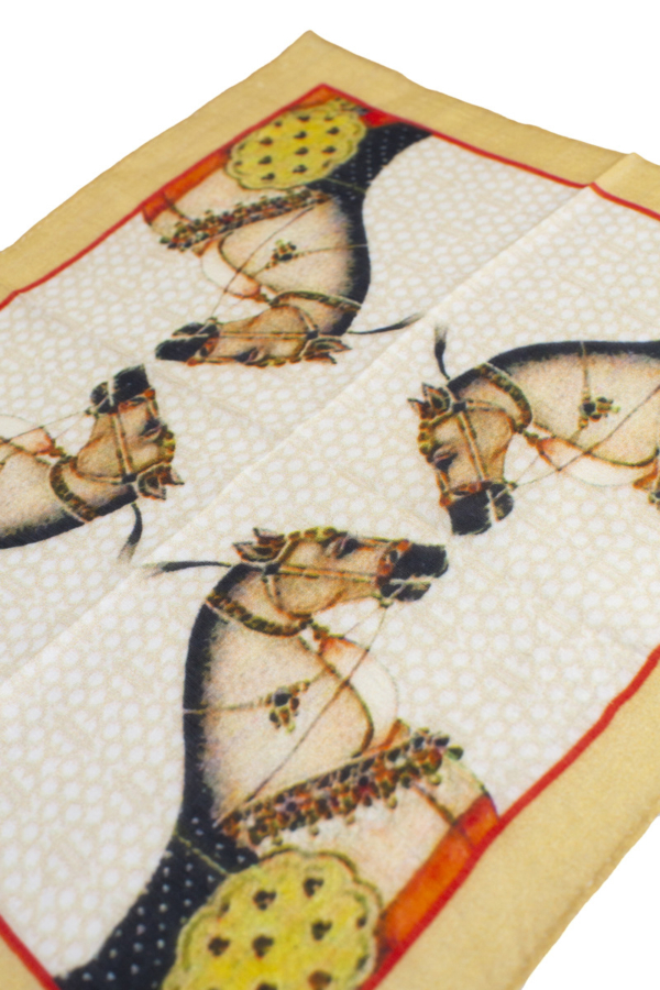 Pañuelo de seda diseño Dorantes Harness. Cada pañuelo está cuidadosamente elaborado por expertos artesanos utilizando técnicas tradicionales