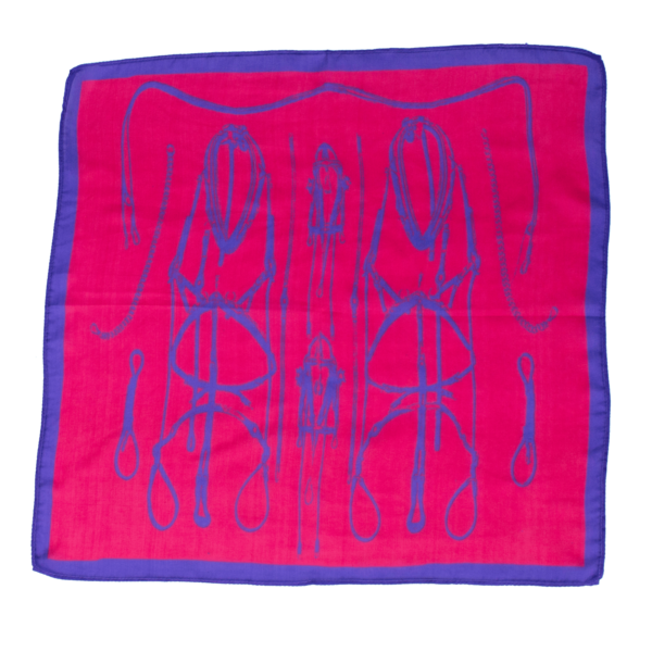Pañuelo de seda en color rosa, con diseño de Guarniciones. Cuidadosamente elaborados por expertos artesanos utilizando técnicas tradicionales