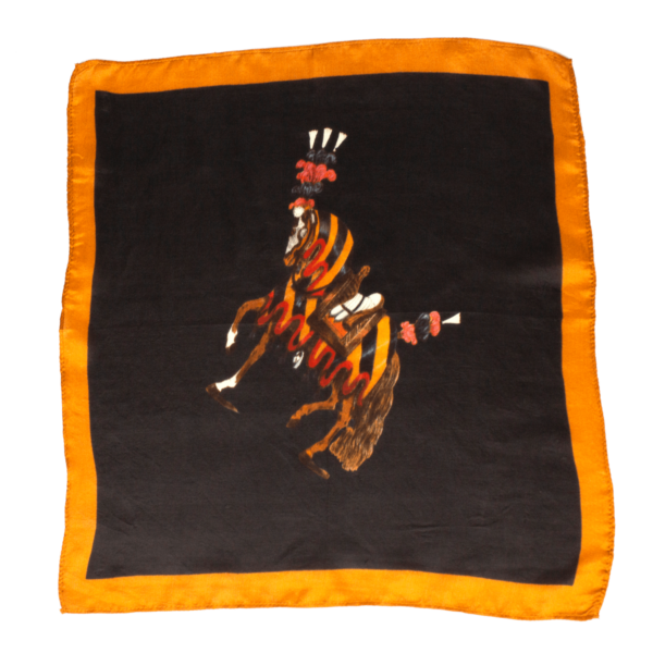 Pañuelo de seda en color negro diseño Dorantes Harness. Cada pañuelo está cuidadosamente elaborado por expertos artesanos utilizando técnicas tradicionales
